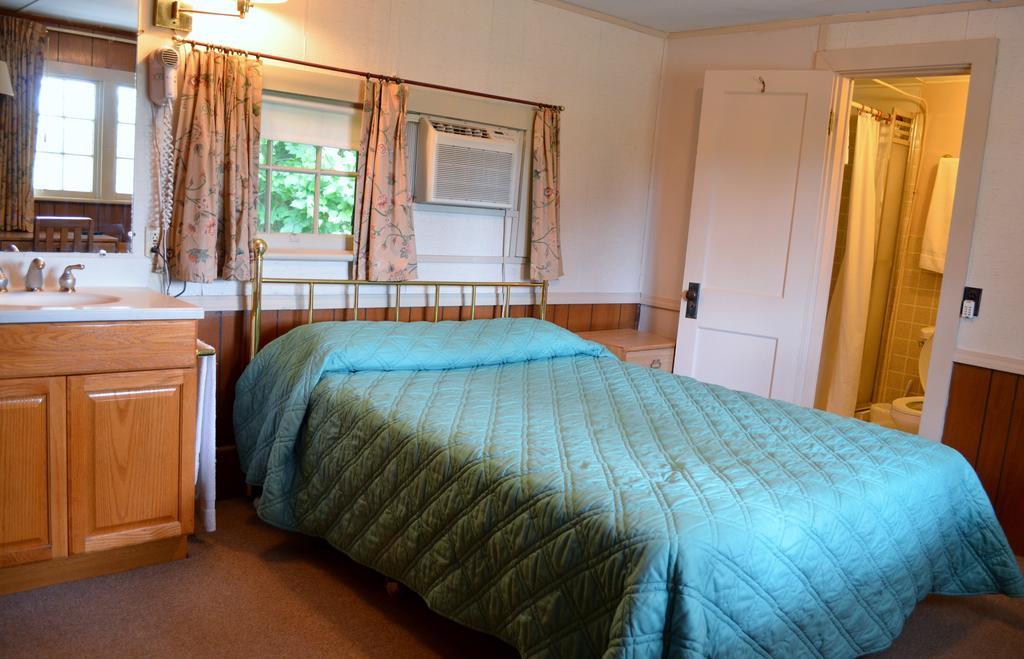 Chamber Lane Motel Round Lake Room photo
